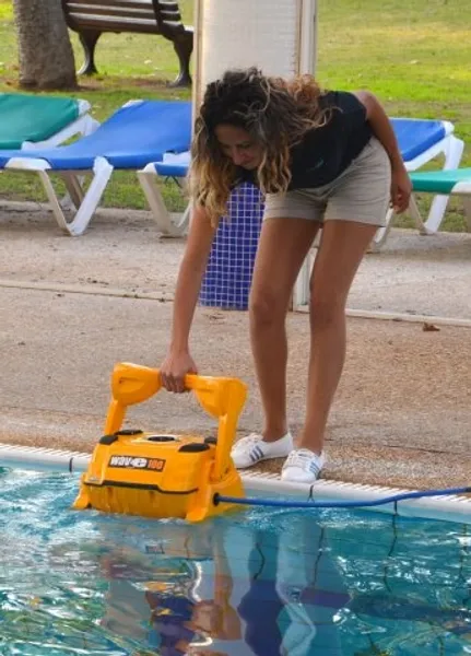 Dolphin Wave 100 Zwembadrobot 5 Dolphin Wave 100 Zwembadrobot - Afbeelding 3